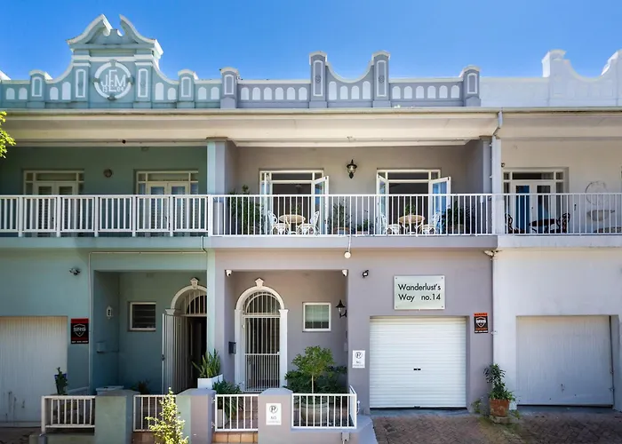 Home For 8 In Central Green Point